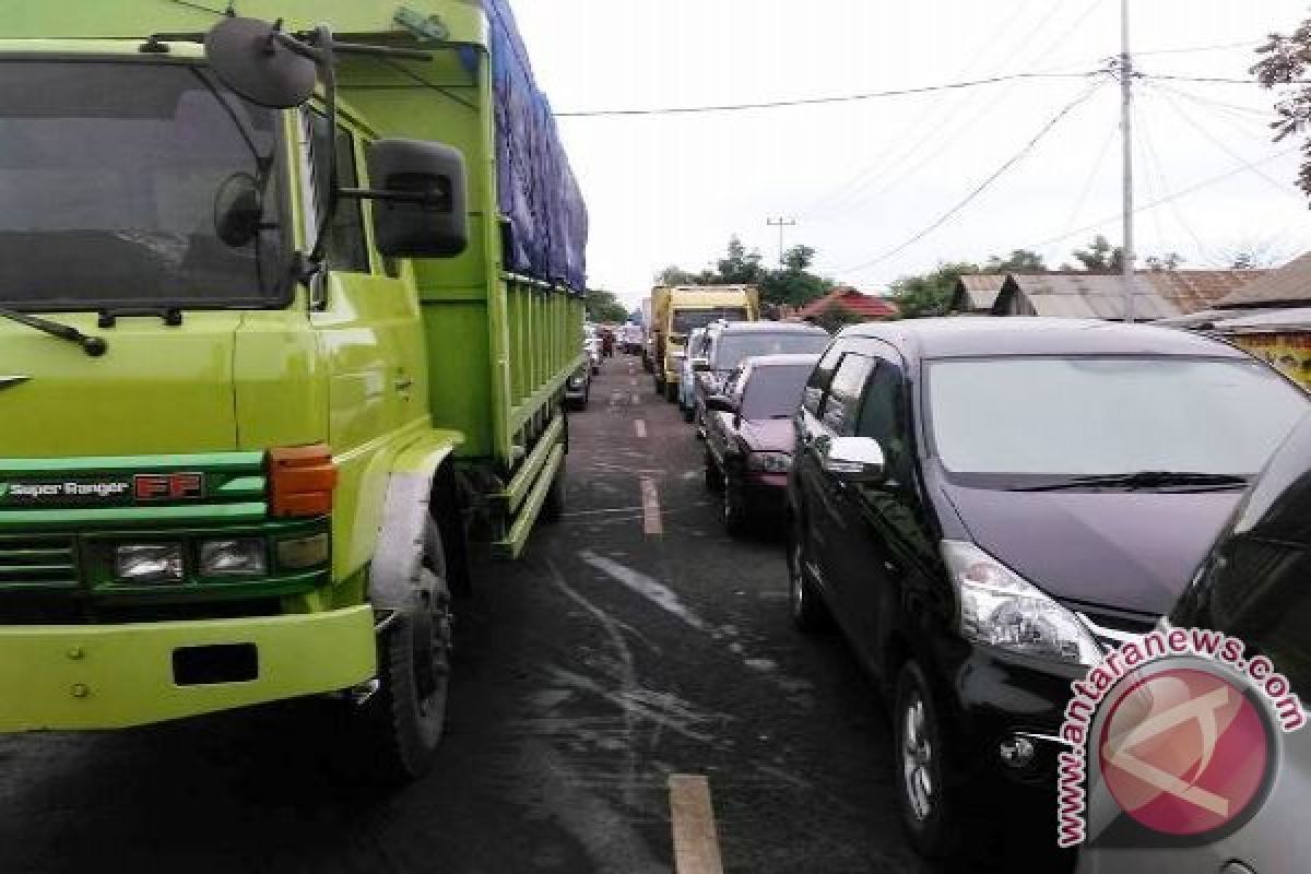 Jalan lintas Palembang-indralaya macet total