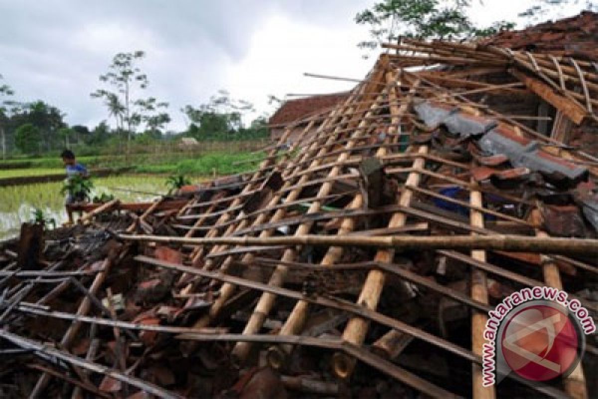 Angin puting beliung rusak tiga bangunan