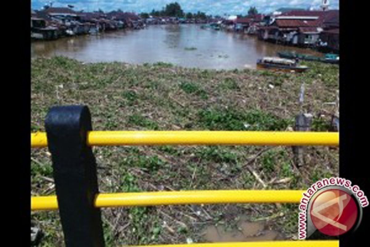 Kapal Sapu-sapu Siap Hadapi Kedatangan Sampah