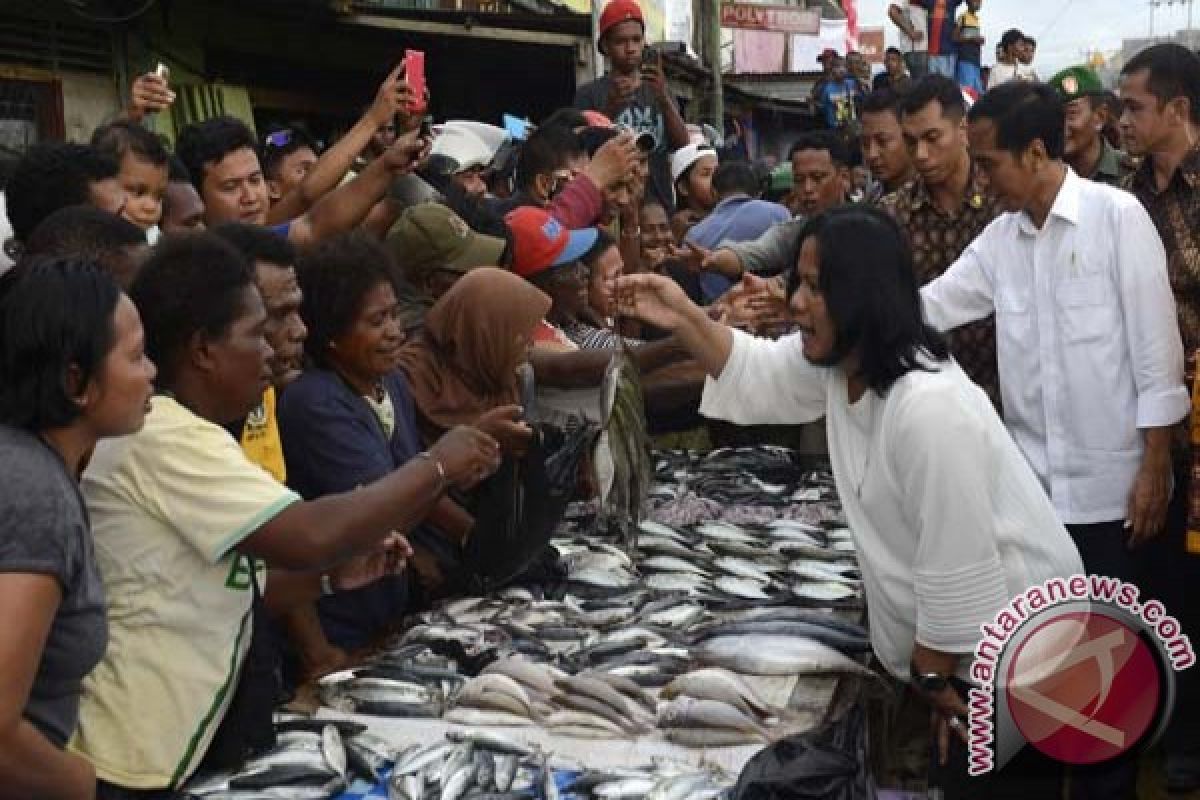 Presiden Jokowi blusukan ke pasar dan Pelabuhan Sorong