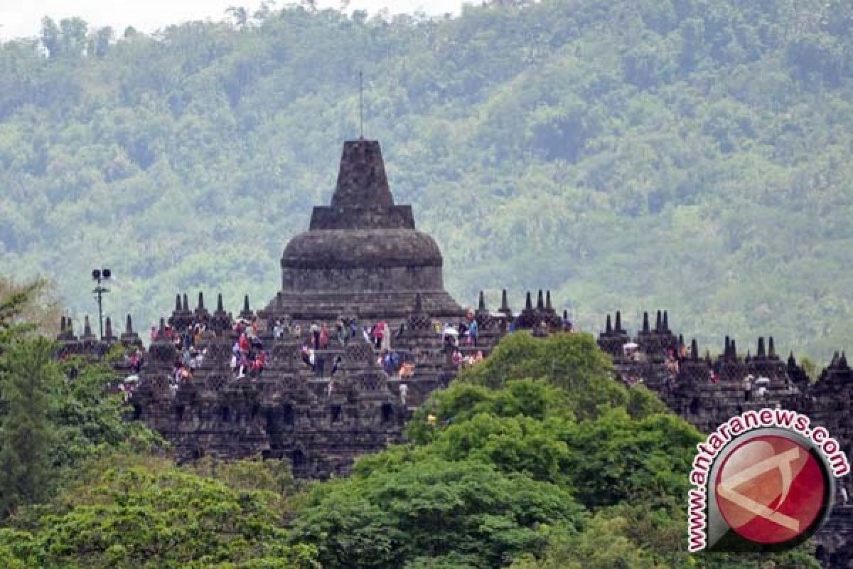 Perempuan Borobudur Melukis di Atas Tampah