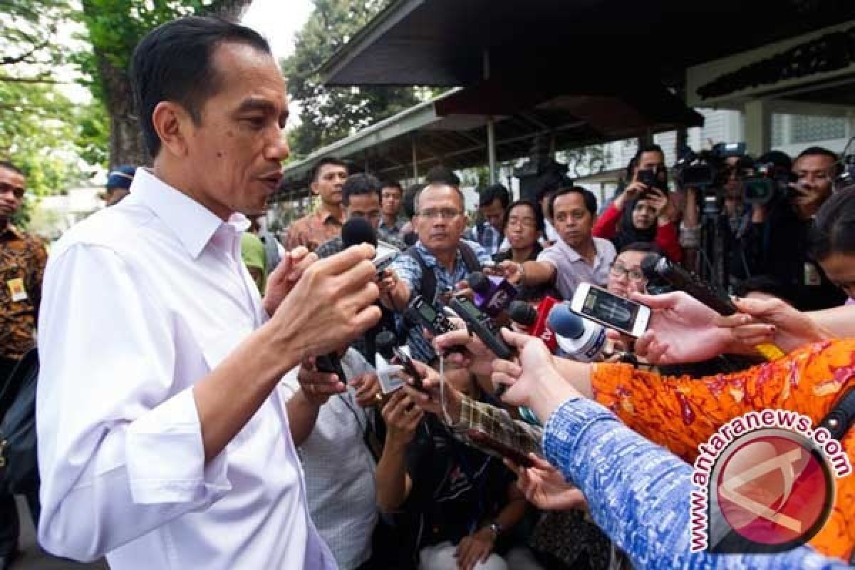 Presiden Jokowi Bagikan Buku