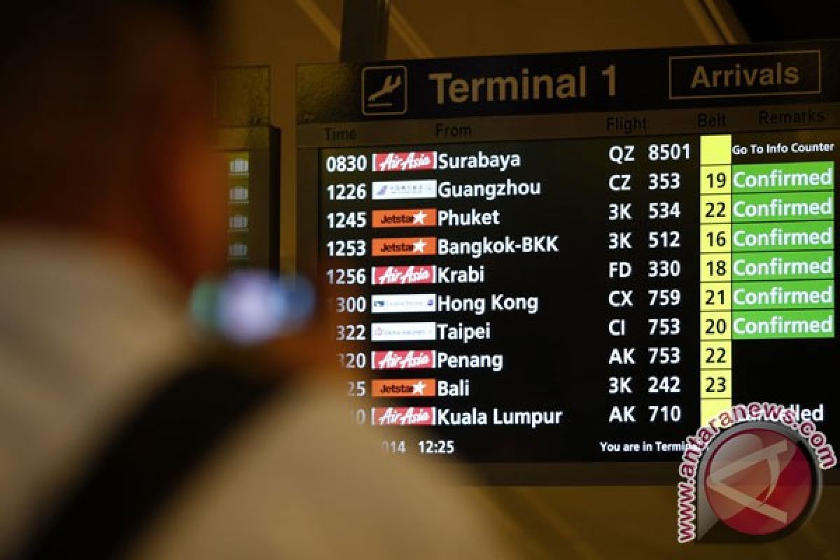 Keluarga tunggu kabar AirAsia QZ 8501 di bandara Changi