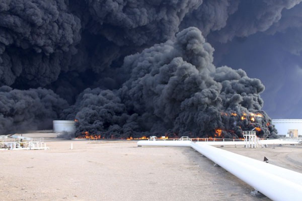 Roket hantam tangki penyimpanan di pelabuhan minyak terbesar Libya