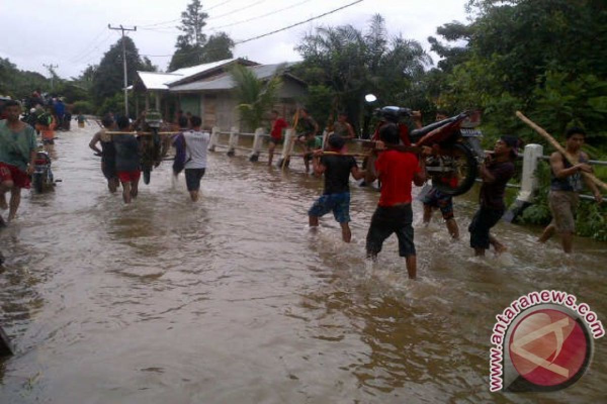 Banjir Putuskan Akses Ke Kecamatan Meliau
