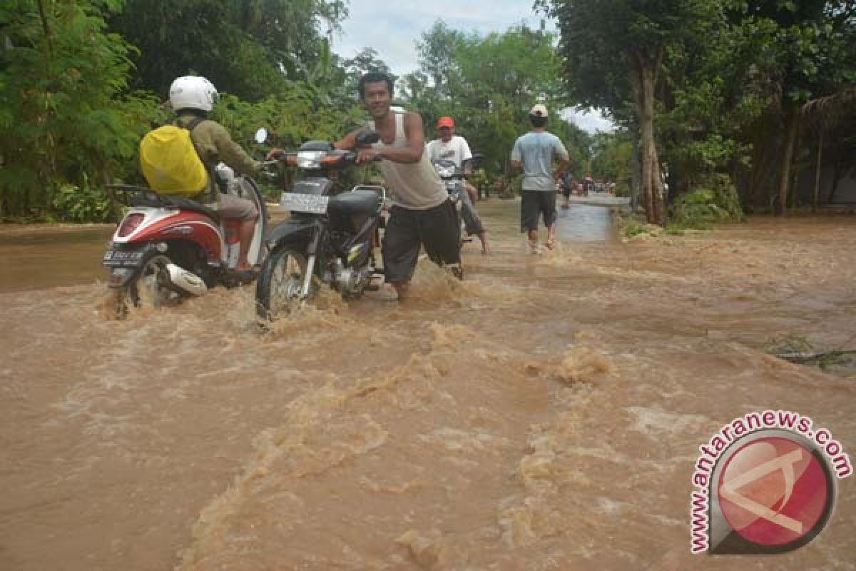 BENCANA BANJIR - Rumah dan jalan tergenang di Jember