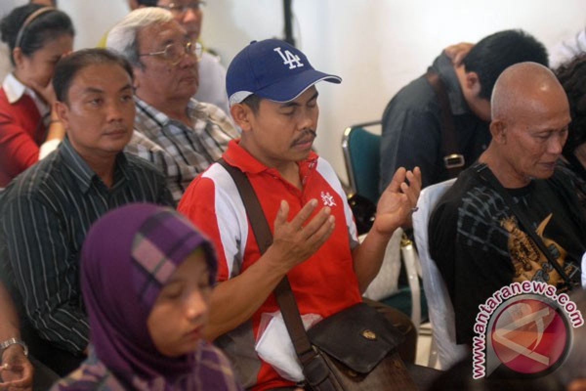 Keluarga penumpang AirAsia lakukan doa bersama