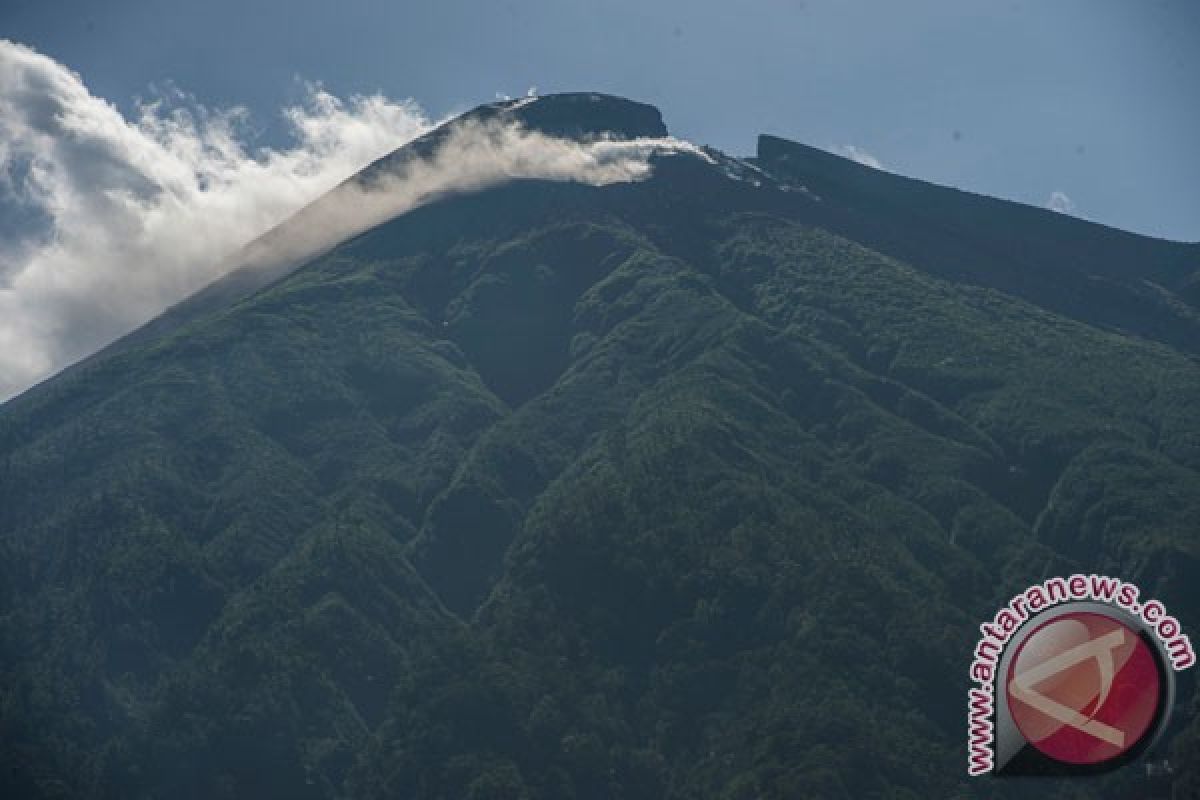 Bandara Ternate ditutup akibat Gamalama