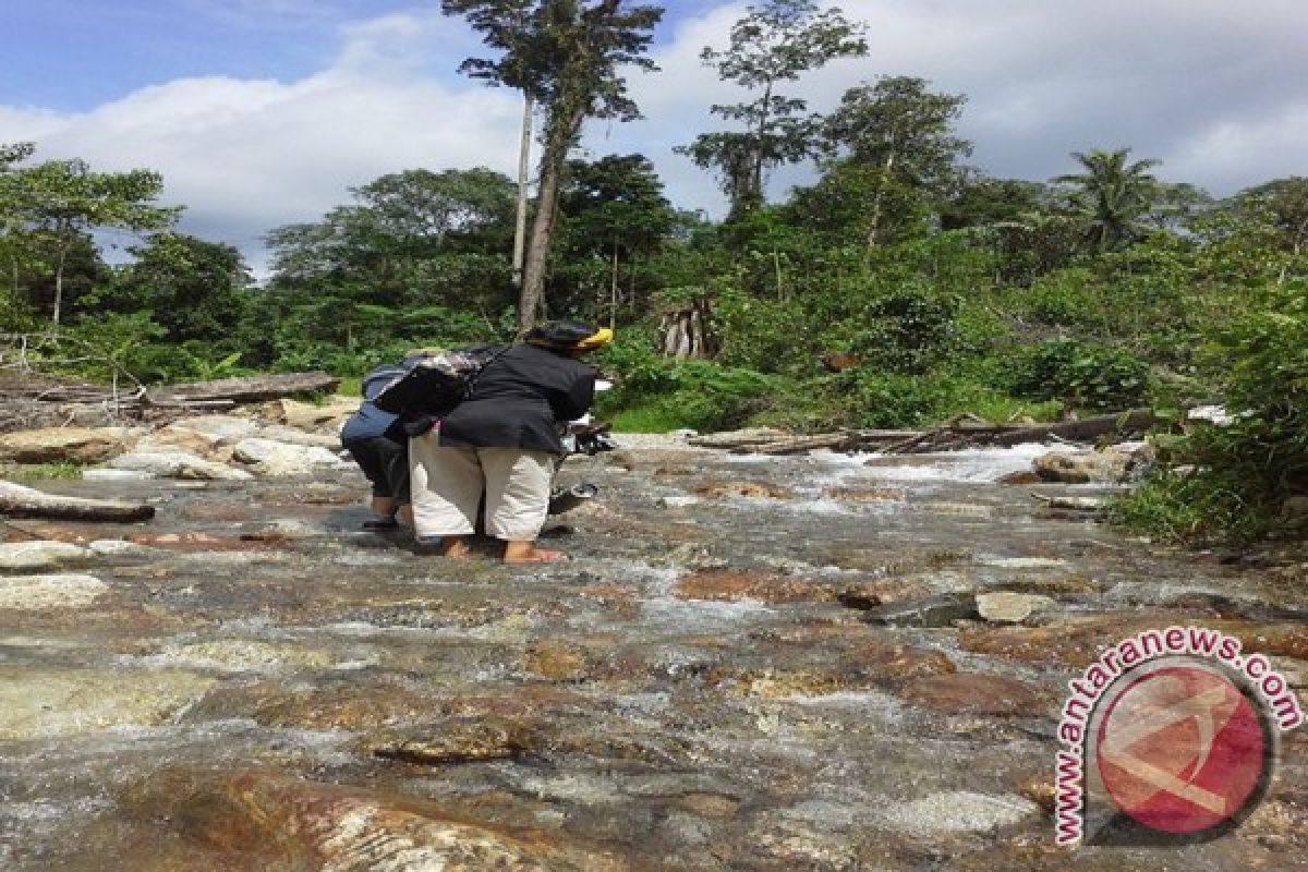 Warga Manggalapi Minta Pemerintah Perbaiki Jalan 