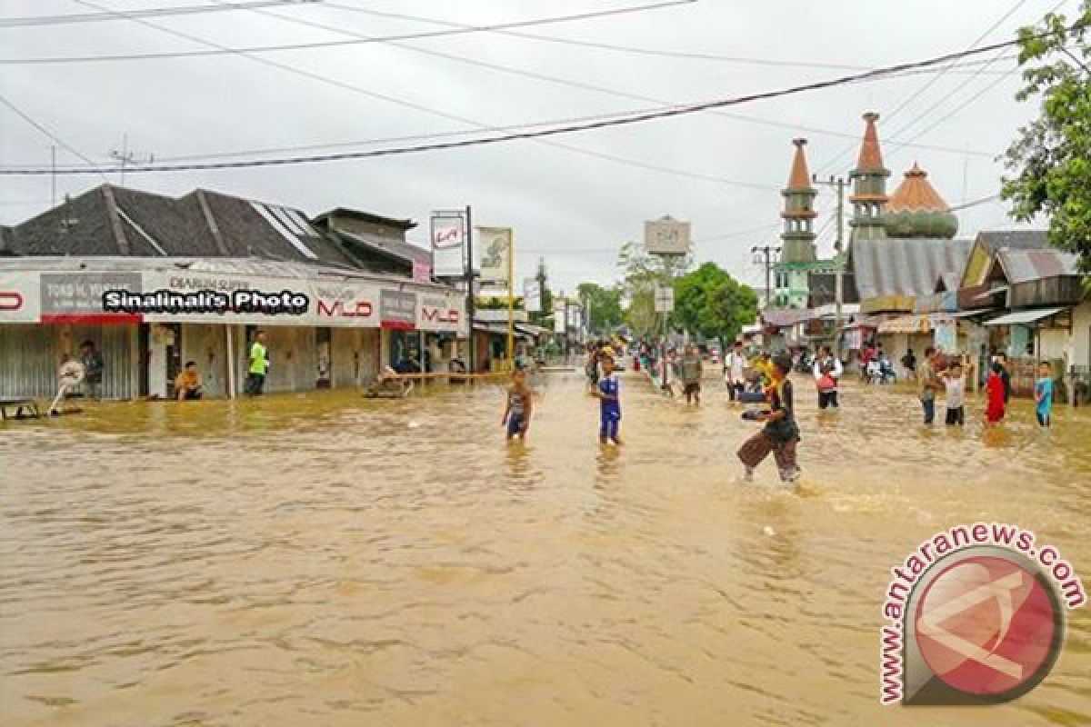 Pertokoan Di Barabai Tutup Akibat Banjir