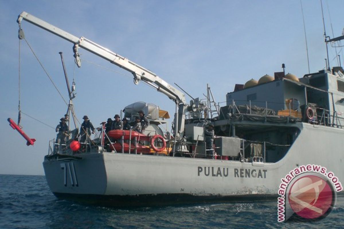  KRI Pulau Rengat Scour Kalimantan to Search Airasia