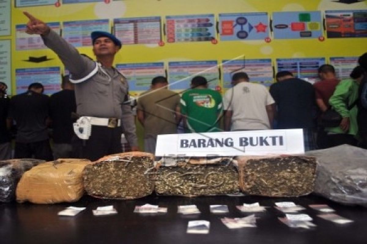 Polres Purwakarta tangkap IRT edarkan ganja