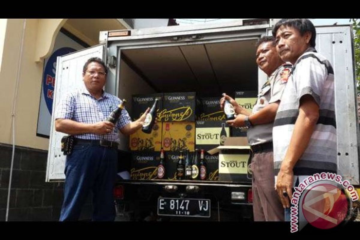 Polisi Amankan Truk Bermuatan Minuman Keras