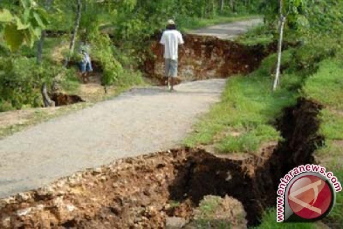 Jalan tepi Sungai Oya merekah terdampak hujan