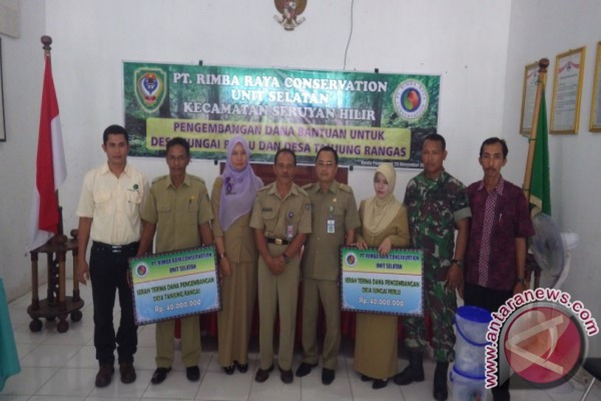 PT Rimba Raya Conservation Hands Over Village Development Funds to Village Chiefs of Sungai Perlu and Tanjung Rengas Villages