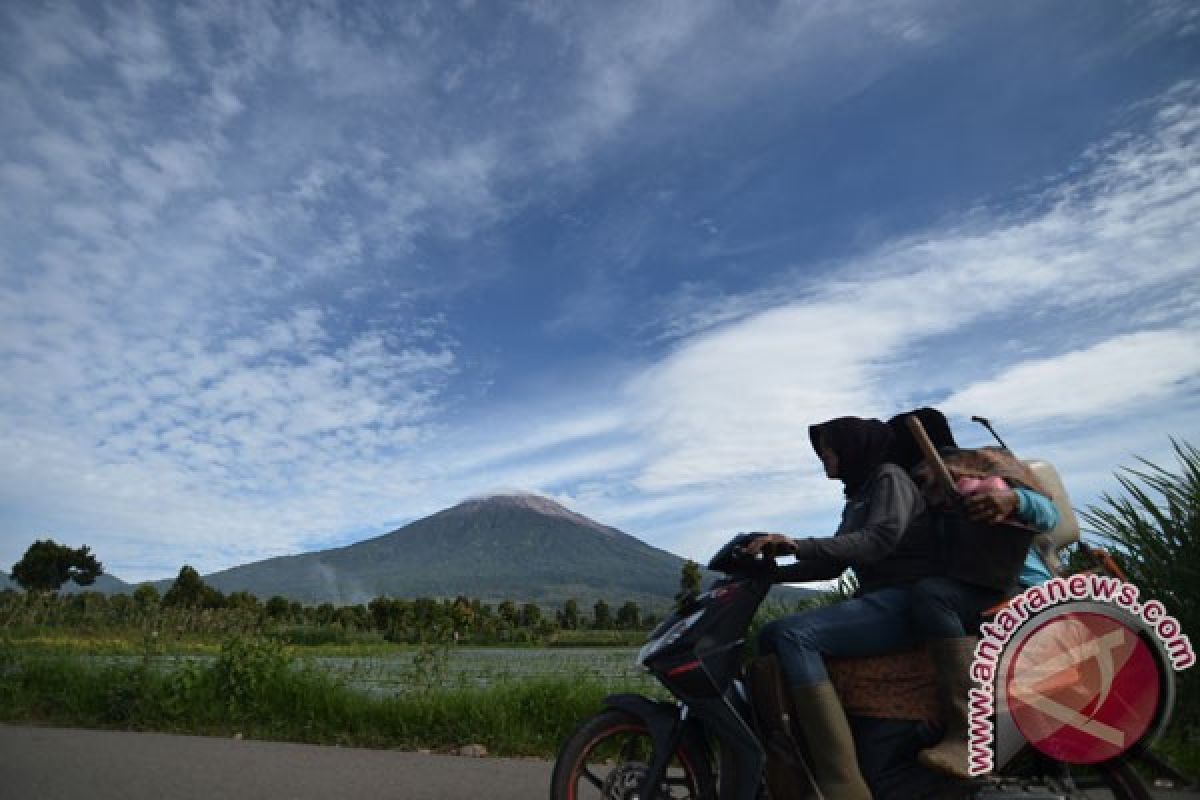 Gunung Kerinci berstatus waspada