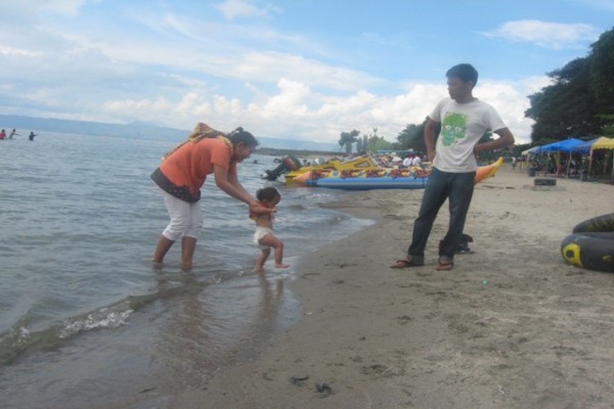 Menikmati Pasir Putih di Parbaba Samosir