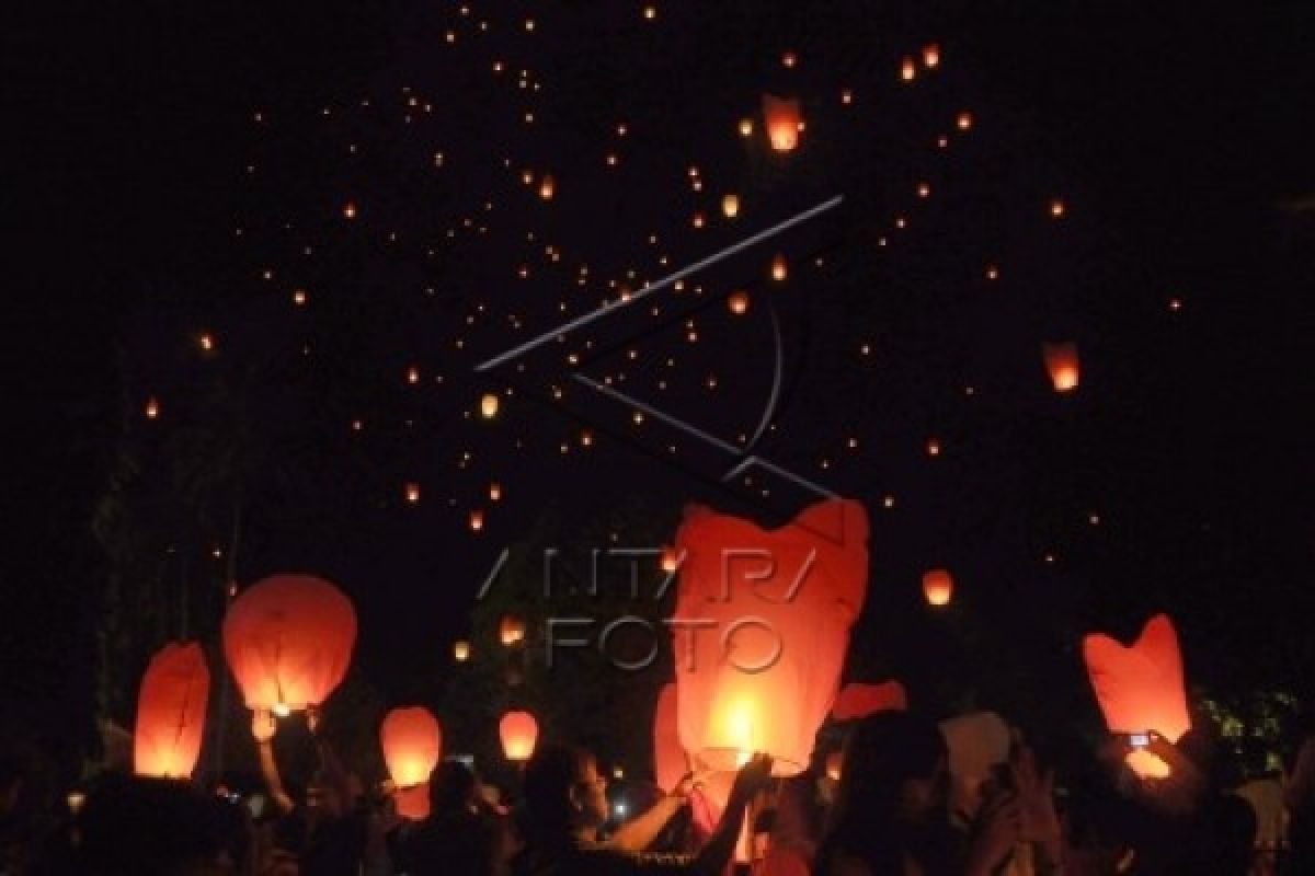 Ribuan lampion sambut pergantian Tahun di Borobudur