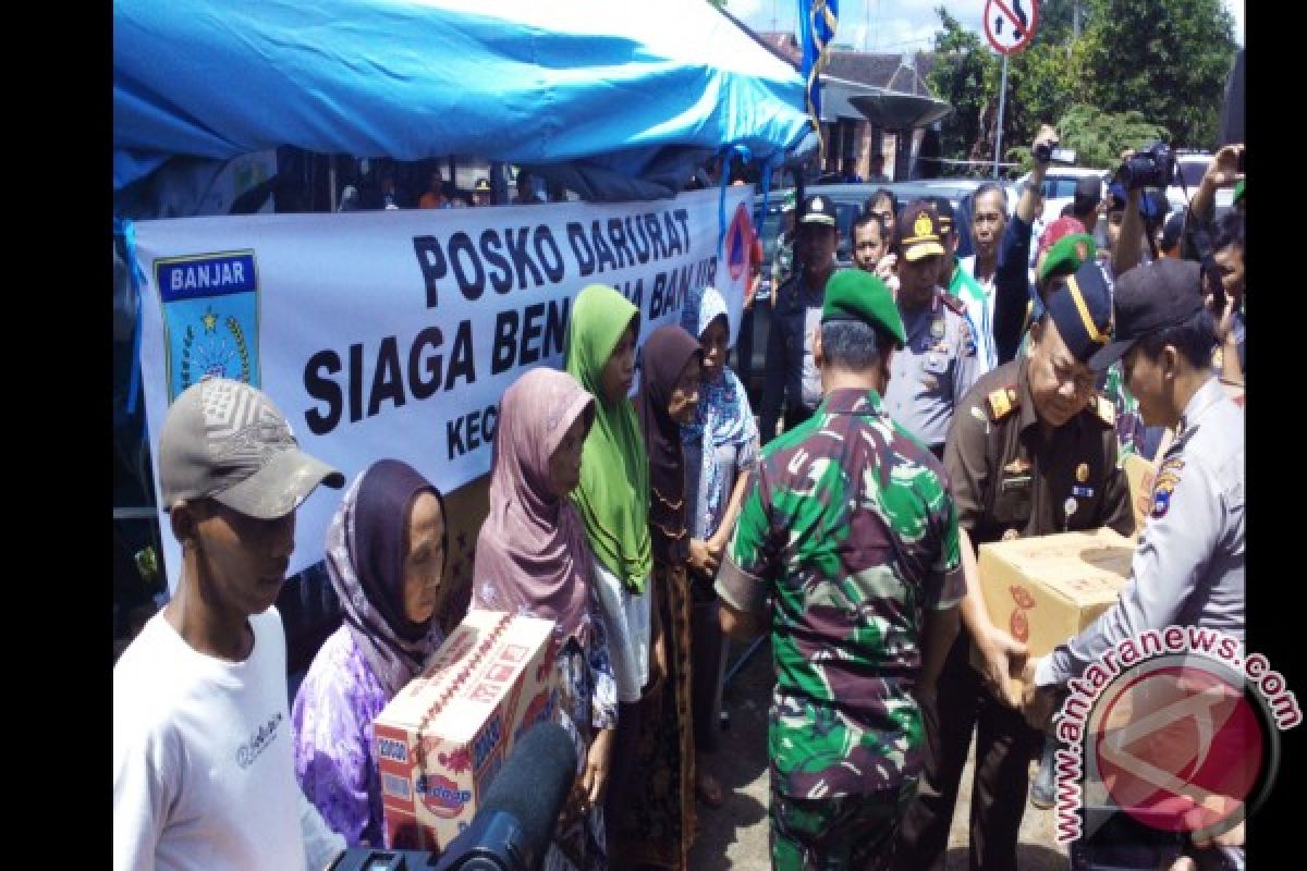 Trisula Hukum Salurkan Bantuan Banjir