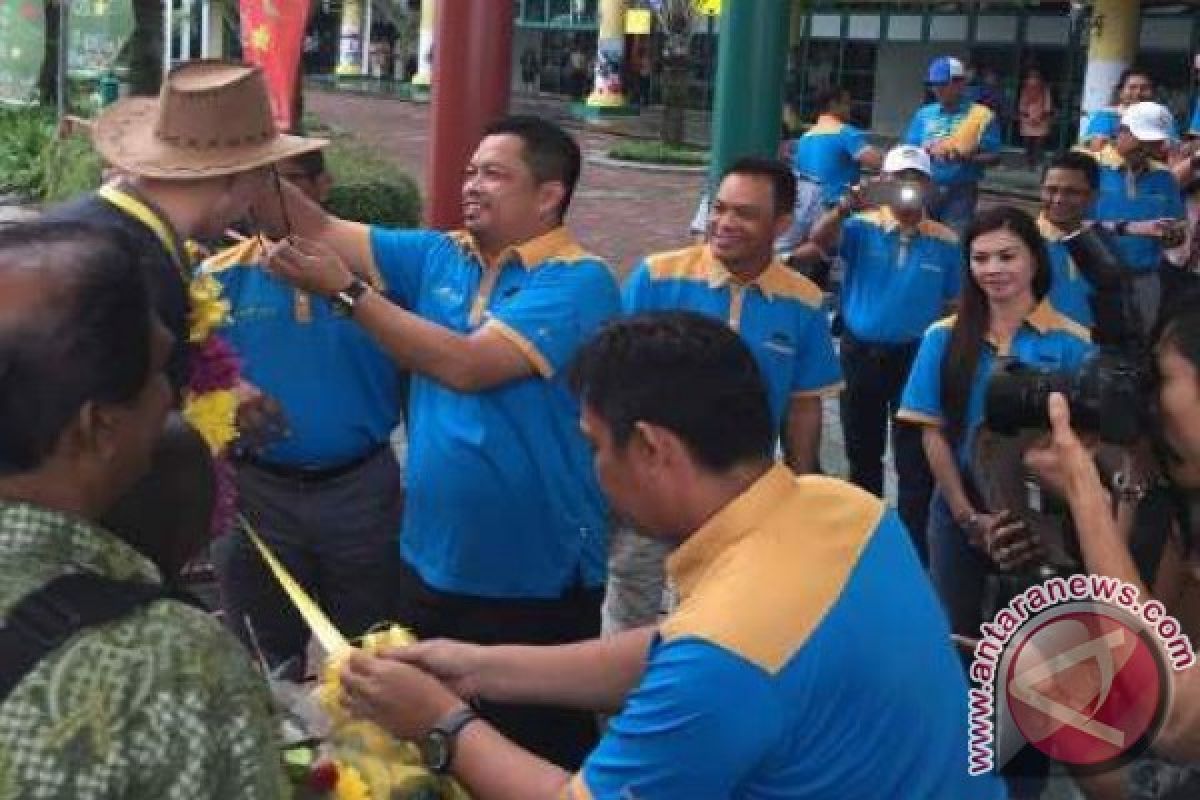 Mahyudin Sambut Wisman Pertama 2015 Di Bintan