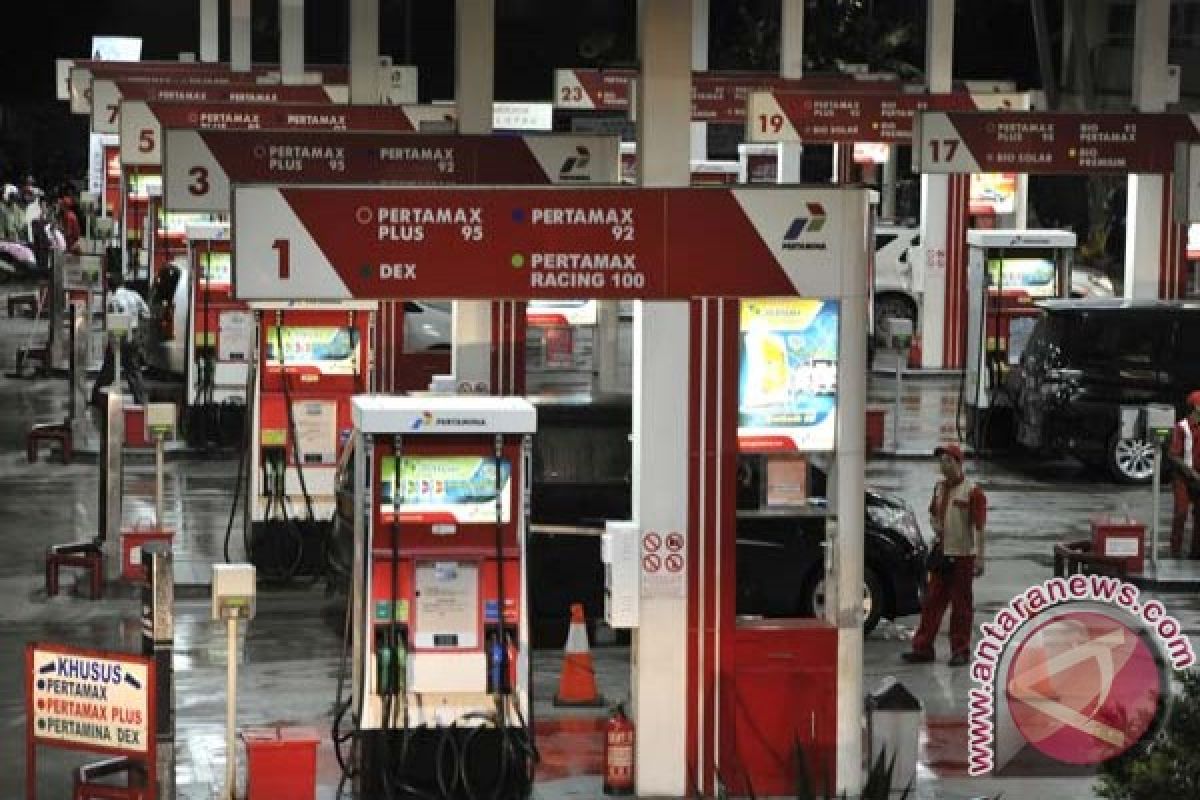 Harga premium dan solar turun 