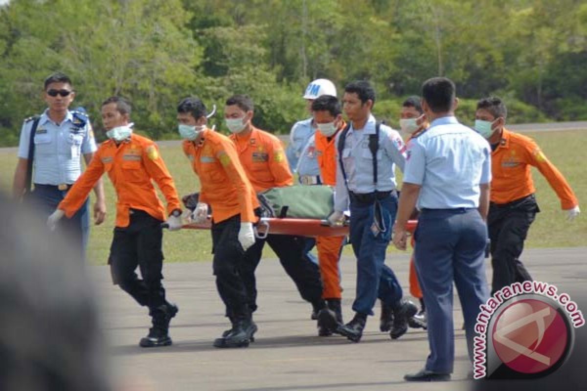 Tim evakuasi korban AirAsia terkendala gelombang tinggi