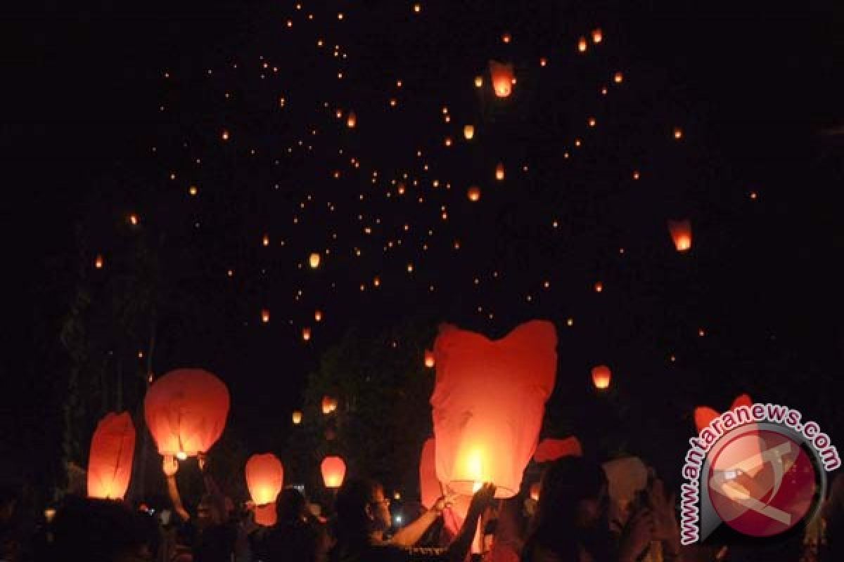 2.500 lampion terangi langit Borobudur