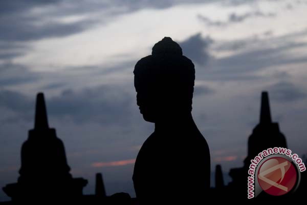 Umat Budhha lakukan kirab menuju Borobudur