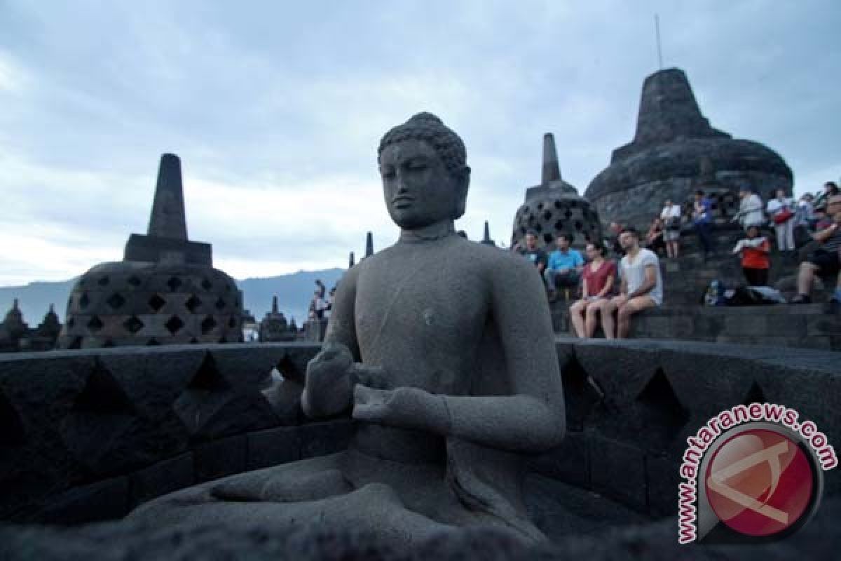 Thousands of tourists throng Borobudur Temple