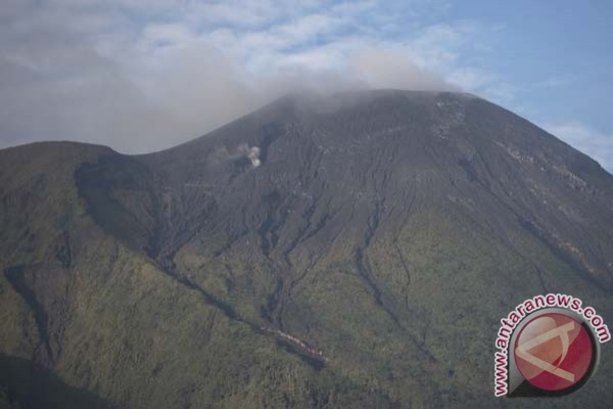 Gunung Gamalama keluarkan asap tebal