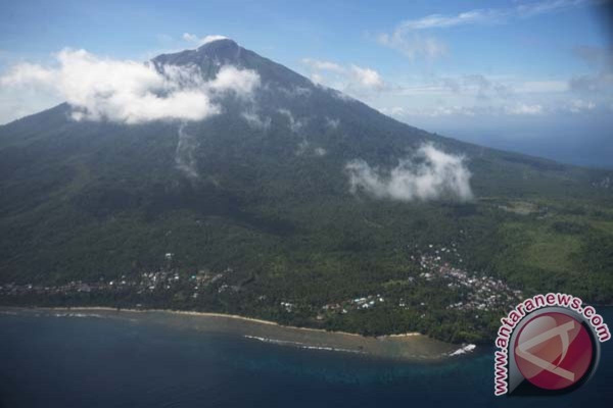 Govt evacuates over 700 people after Mount Gamalama's eruption