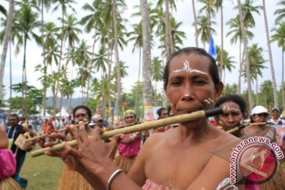 Warga Tarfia Jayapura sambut Tahun Baru dengan suling-tambur