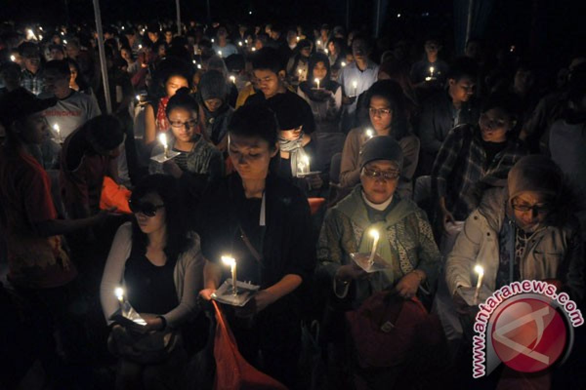 Pengunjung tahun baru Borobudur doakan korban bencana