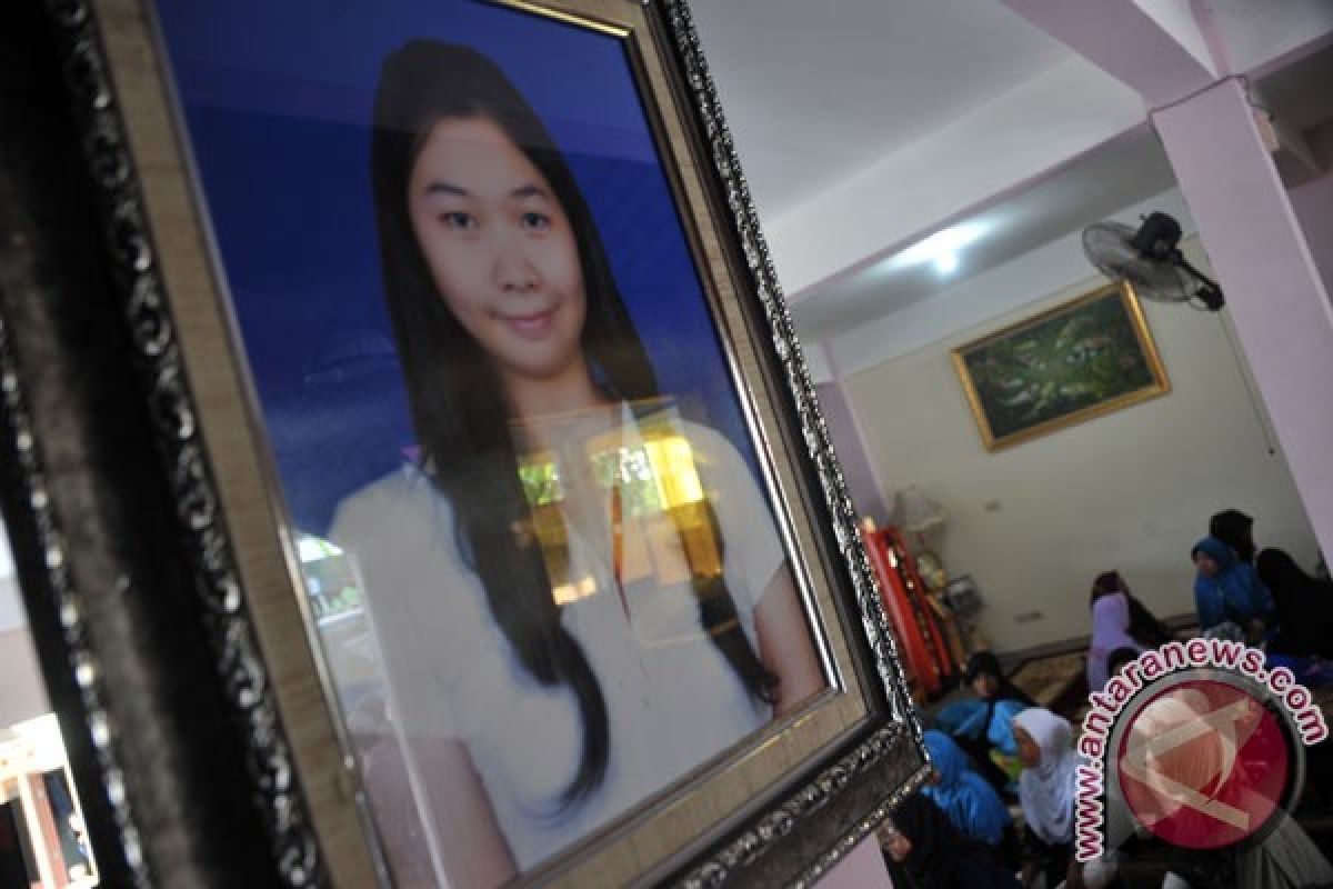 Jenazah pramugari AirAsia Khairunisa diterbangkan ke Palembang