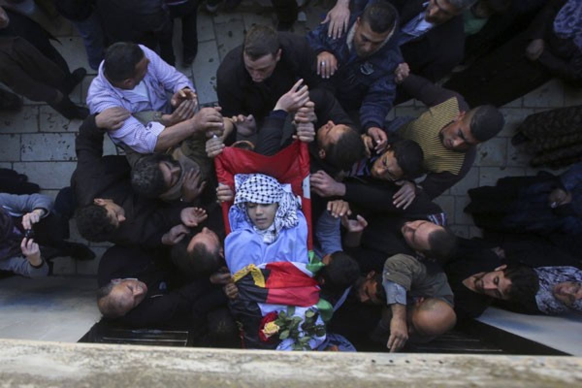 Classmates mourn boy shot dead by Israeli troops in Gaza border