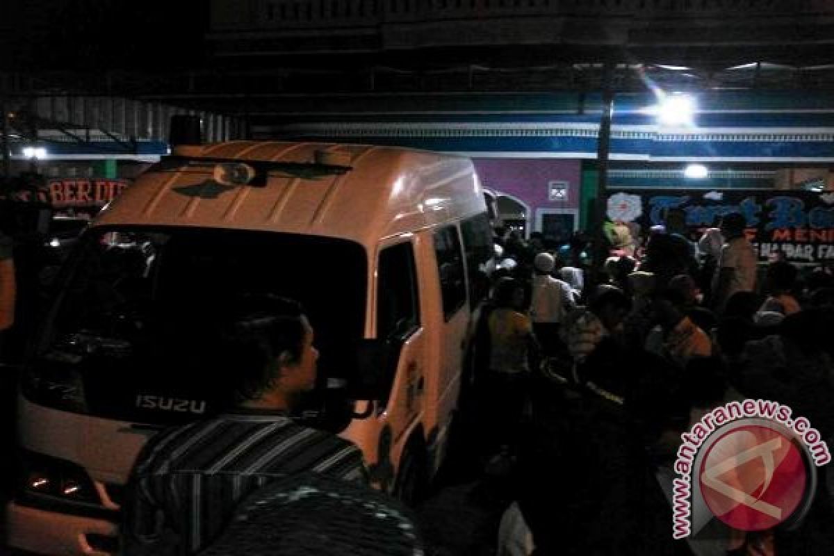 Pemakaman pramugari Khairunisa di Palembang malam hari 