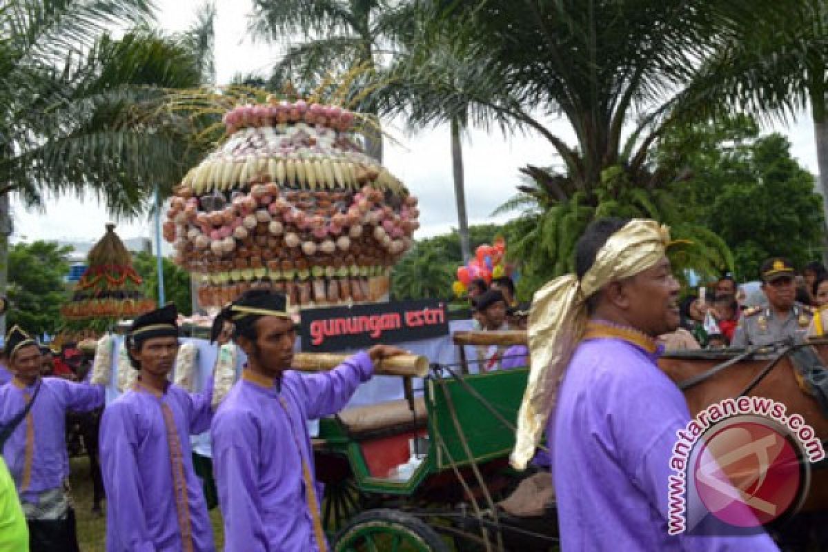 Warga Banjarnegara berebut gunungan hasil bumi