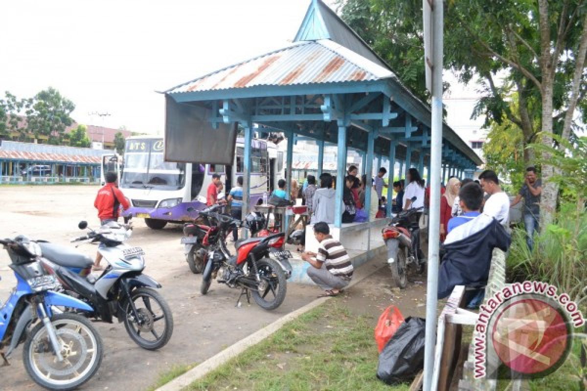 Calon Penumpang Memadati Terminal Lawang Kuari 