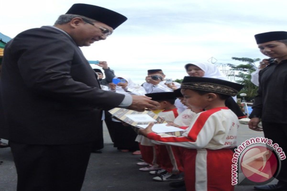 Siswa dan Guru Berprestasi Terima penghargaan HAB Ke 69 di Aceh Tengah