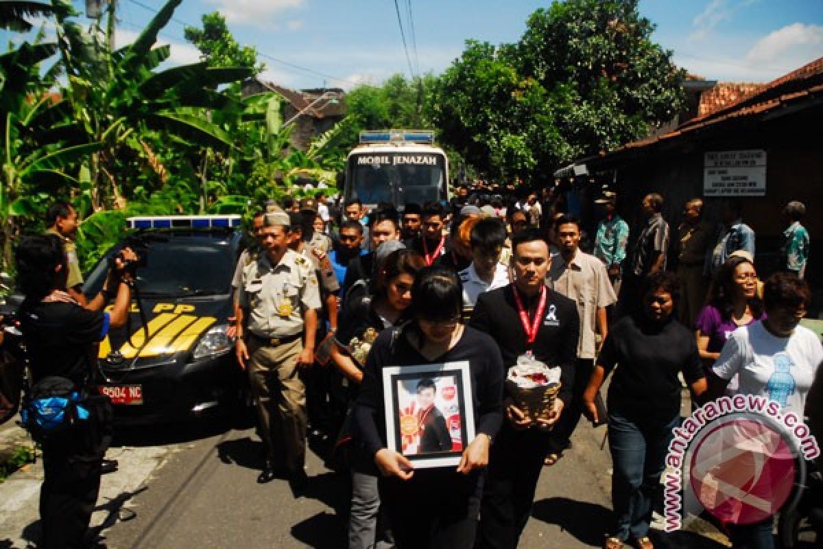 Diantar ratusan petakziah, Wismoyo dimakamkan di desanya