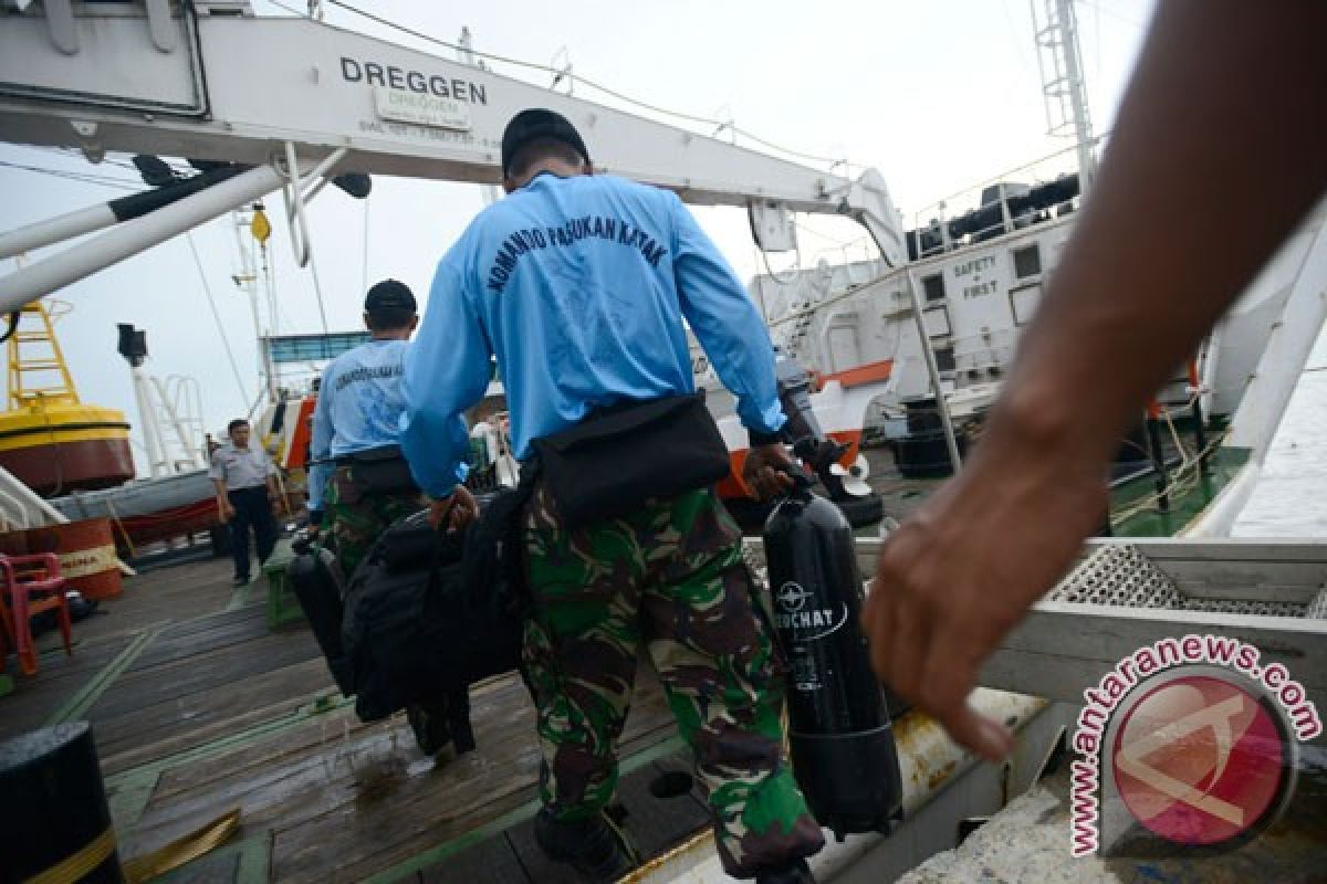 Penyelam TNI AL latihan las badan kapal