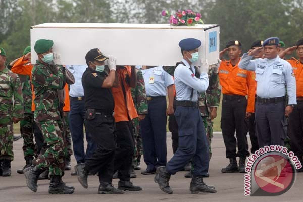 Istri Marwin pingsan saat cium peti jenazah