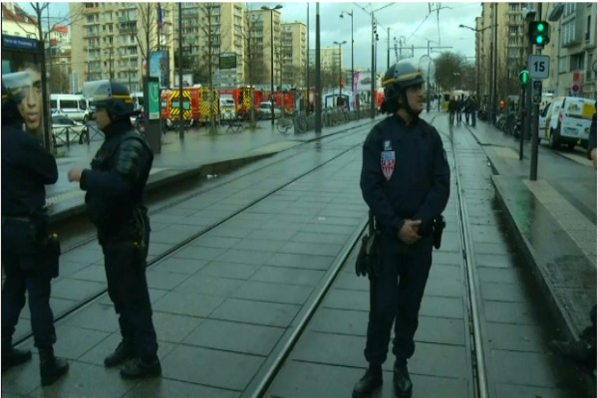 Schools evacuated near Hebdo suspects` Siege