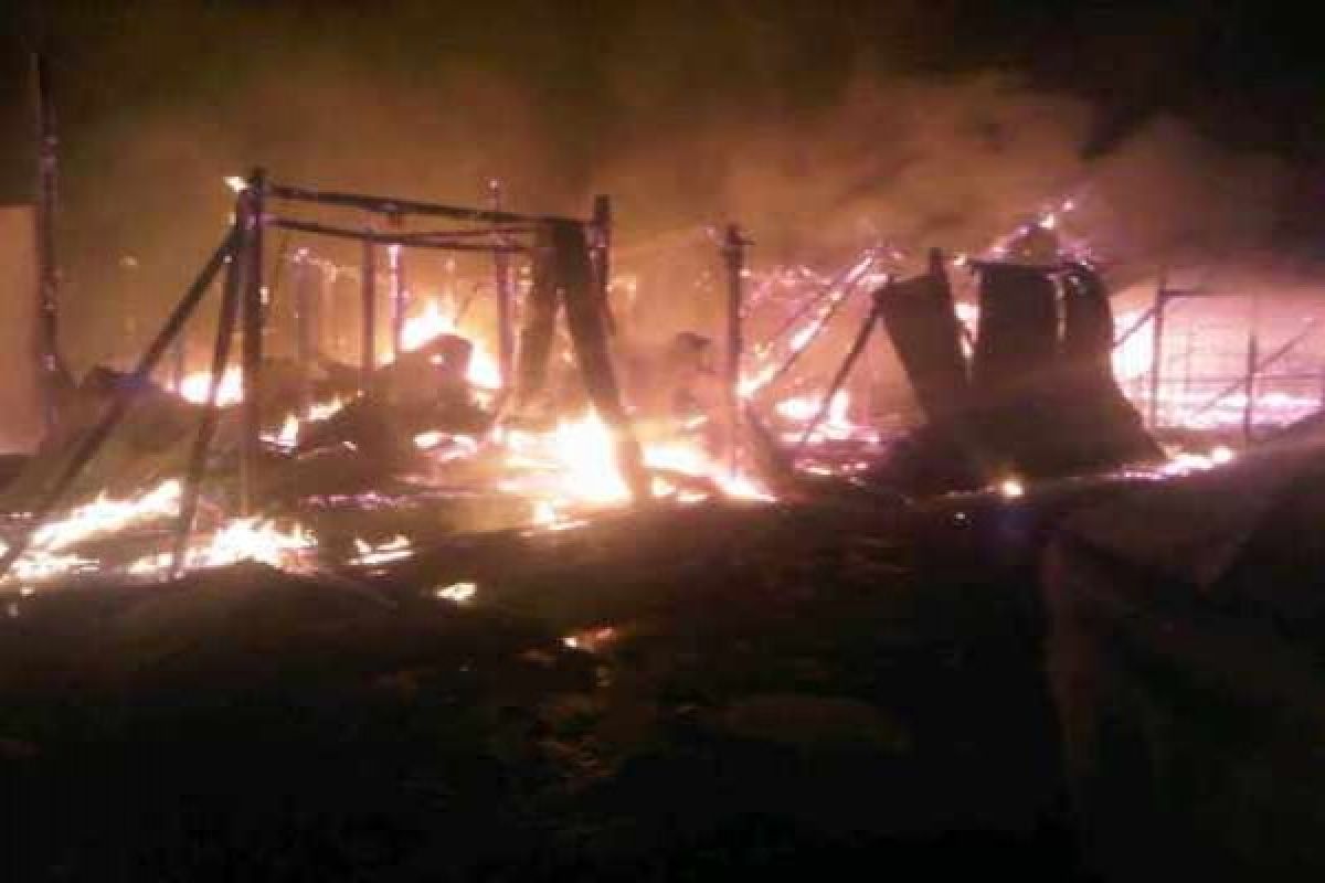 Los pakaian di Pasar Youtefa Jayapura terbakar