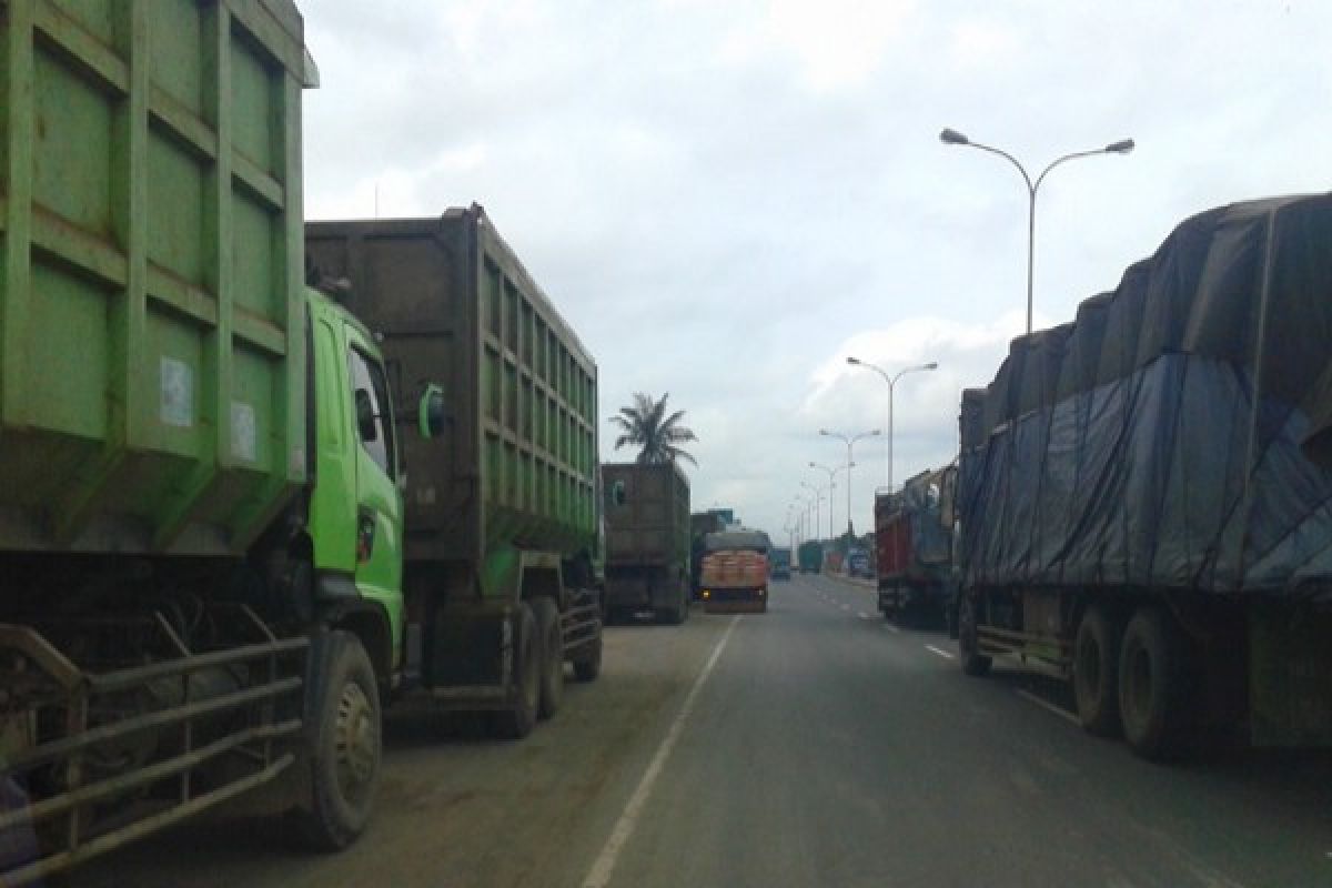 Jalan Lintas Sumatera Di Lampung Rusak