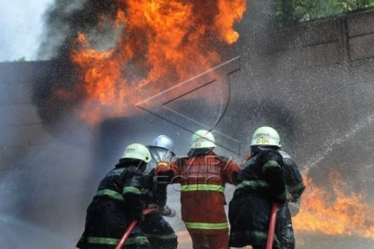 Tiga Rumah Belakang Plaza Indonesia Hangus Terbakar