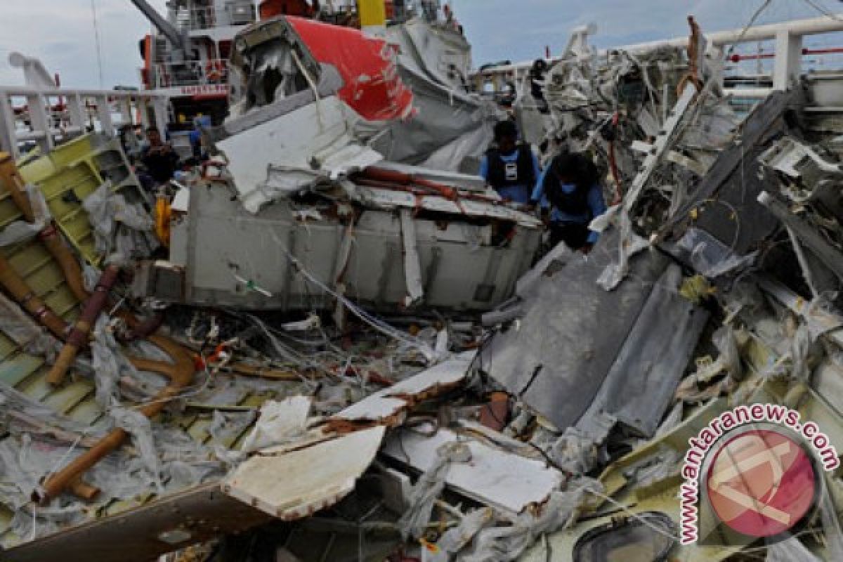 Indonesian SAR chief visits AirAsia fuselage site