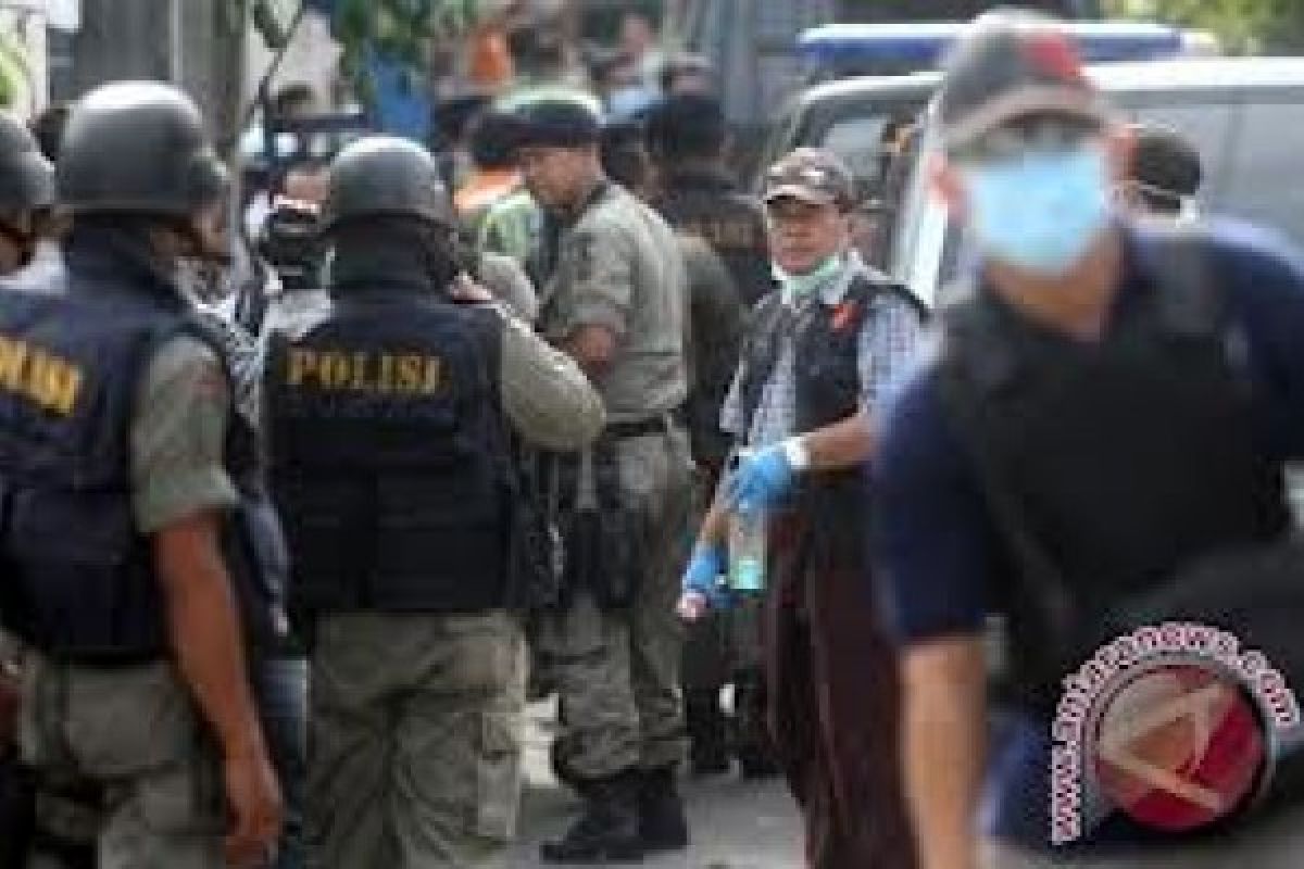 Polisi Geledah Rumah Terduga Teroris Di Bandung