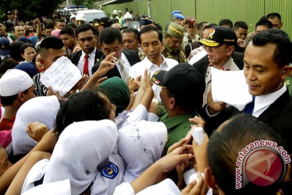 Senangnya anak-anak ini dapat buku dari Jokowi