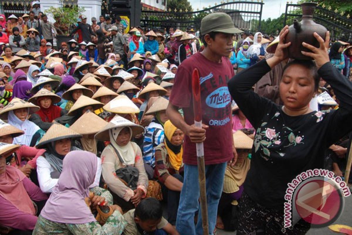 Masyarakat Pati demo tolak pabrik semen